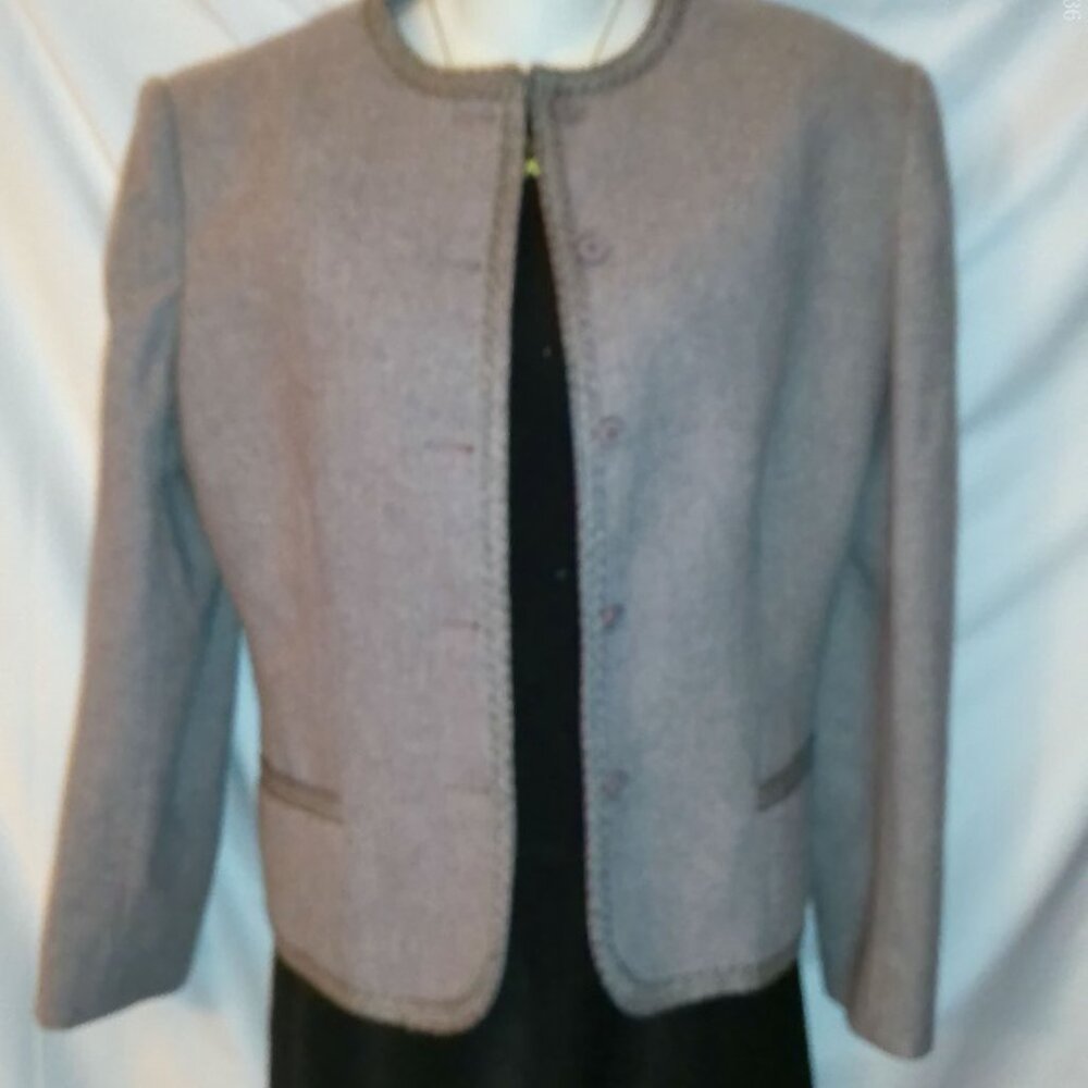 Elegant Women's Gray Suit Jacket